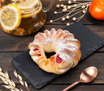 Булочка с малиновым джемом