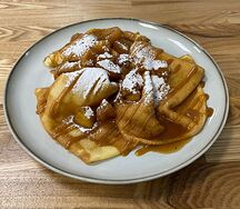 Блинчики с яблоком и соленой карамелью