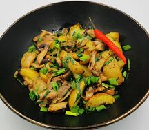 Жареный молодой картофель с грибами