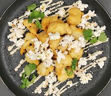 Хрустящий попкорн из курицы с кунжутным соусом