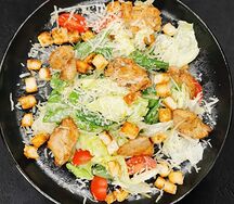 Салат Цезарь с курицей на гриле