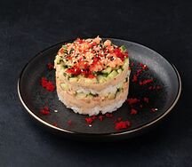 Суши-салат с лососем, сливочным крем-чизом и тобико