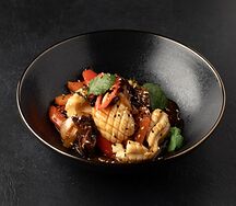 Командорский кальмар с овощами и соусом Шрирача