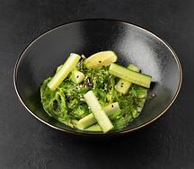 Салат Чука с ореховым соусом и кунжутом