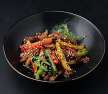 Салат из говядины с огурцом и сладким перцем