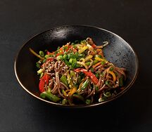 Гречневая лапша соба, приготовленная на wok с овощным жюльеном