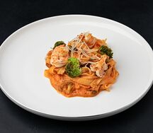 Паста с тигровыми креветками, брокколи и помидорами черри