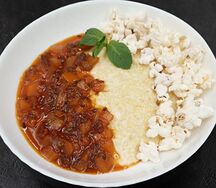 Пшенная каша на кокосовом молоке с чатни из тыквы и облепихи с попкорном