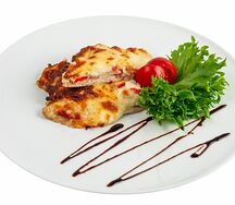 Куриное филе запеченое с помидорами под сырным соусом с песто