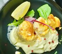 Филе судака, запеченное под сыром с креветками и пюре