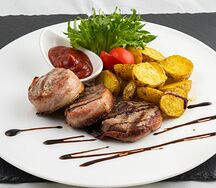 Медальоны из свинины в беконе