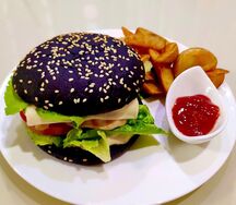 Бургер с куриным филе и руколой