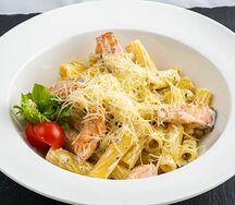 Пене с лососем в сливочном соусе