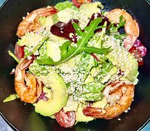 Салат с креветками грушей и авокадо