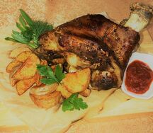 Свиная рулька с картофелем по-деревенски