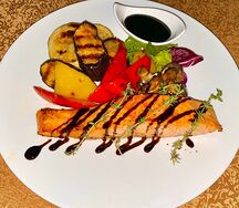 Стейк из семги с овощами гриль