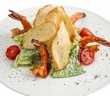 Салат Цезарь с креветками