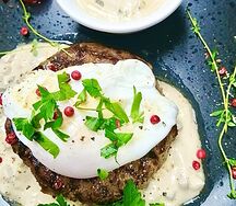 Бифштекс из рубленой говядины с грибным соусом и яйцом пашот