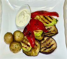 Овощи гриль с сырным соусом