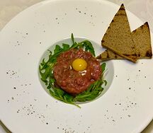 Тартар из говядины с ржаными тостами