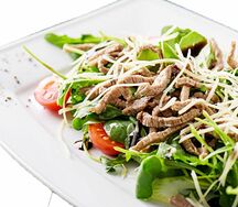 Теплый салат с телятиной