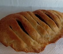 Пирожок с морковью и изюмом