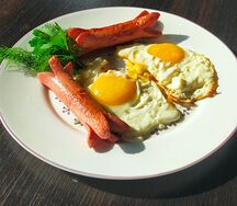 Глазунья с сосисками