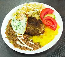 Бифштекс с яйцом и гарнирами