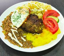 Бифштекс с яйцом и гарнирами