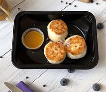 Творожные сырники с кокосовой стружкой и соусом из манго