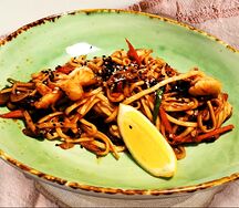 Удон с овощами и креветками