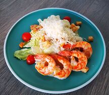 Салат Цезарь с креветками