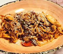 Удон с овощами и курицей