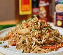 Рис на воке с курицей и овощами