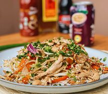 Лапша на воке с курицей и овощами