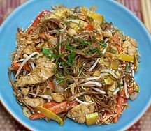 Лапша соба с курицей и овощами