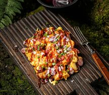 Фирменный картофель с колбасками