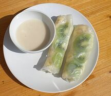 Фруктовый ролл с кокосовым соусом