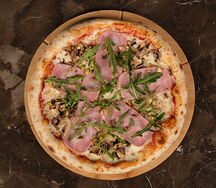 Пицца с ветчиной и грибами