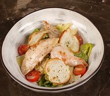 Салат Цезарь с куриной грудкой