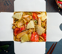 Wok по-тайски яичная лапша с курицей