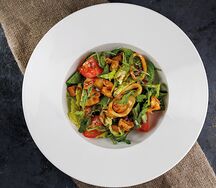 Тёплый салат с морепродуктами
