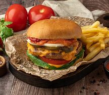 Балканский бургер S&v и картошка фри с красным соусом от Шеф-повара