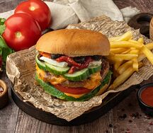 Греческий бургер S&v и картошка фри с красным соусом от Шеф-повара