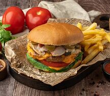 Кавказский бургер S & v и картошка фри