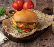 Цыпа-бургер S&v и картошка фри с красным соусом от шеф повара