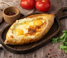 Хачапури по-аджарски с двумя желтками