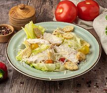 Салат Цезарь с курицей