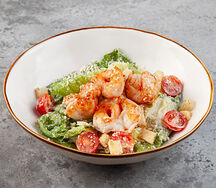 Салат Цезарь с тигровыми креветками