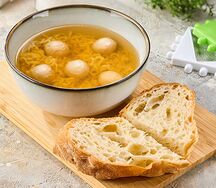 Суп с яичной лапшой и куриными фрикадельками
